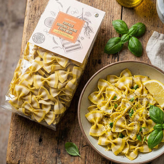 A packet of Carpaninis turmeric, lemon and pepper pasta next to a prepared dish